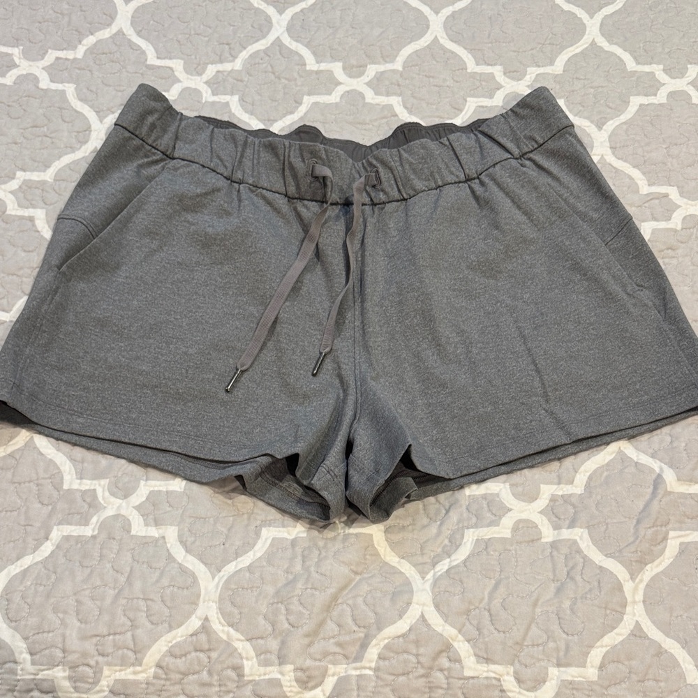Lululemon Athletica On The Fly 2.5" shorts in heathered slate gray